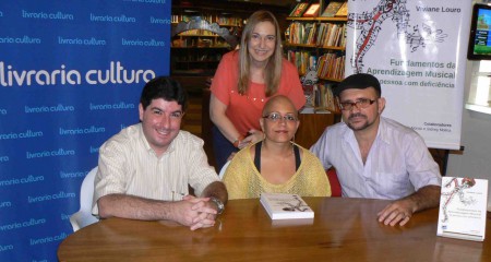 Livro de Viviane Louro, com organizacao e revisao de Zico Zanelli/Diagramacao e capa: Marina Knok - Lancamento.
